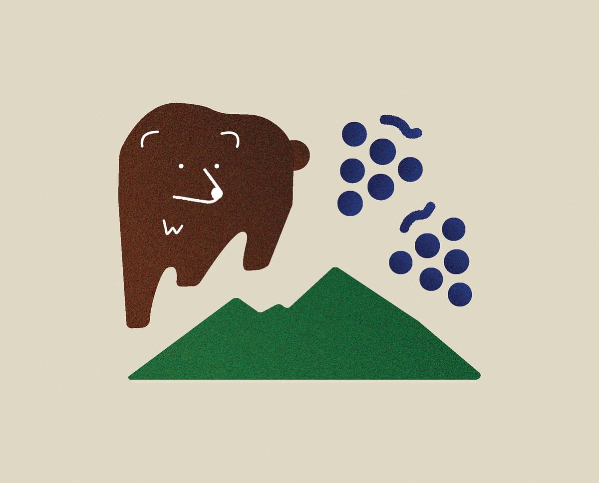 宇田農園さまのロゴ。クマ・山・ぶどうを組み合わせたマーク